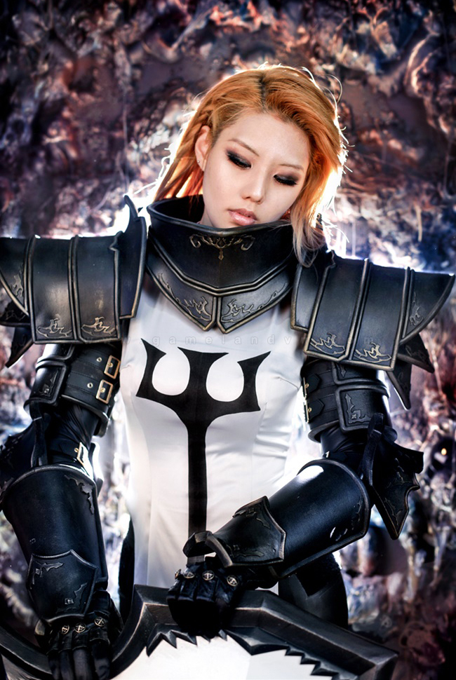 Tasha mạnh mẽ với trang phục Crusader trong Diablo 3 6